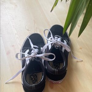 Black and white vans for sale. Size: woman’s 6